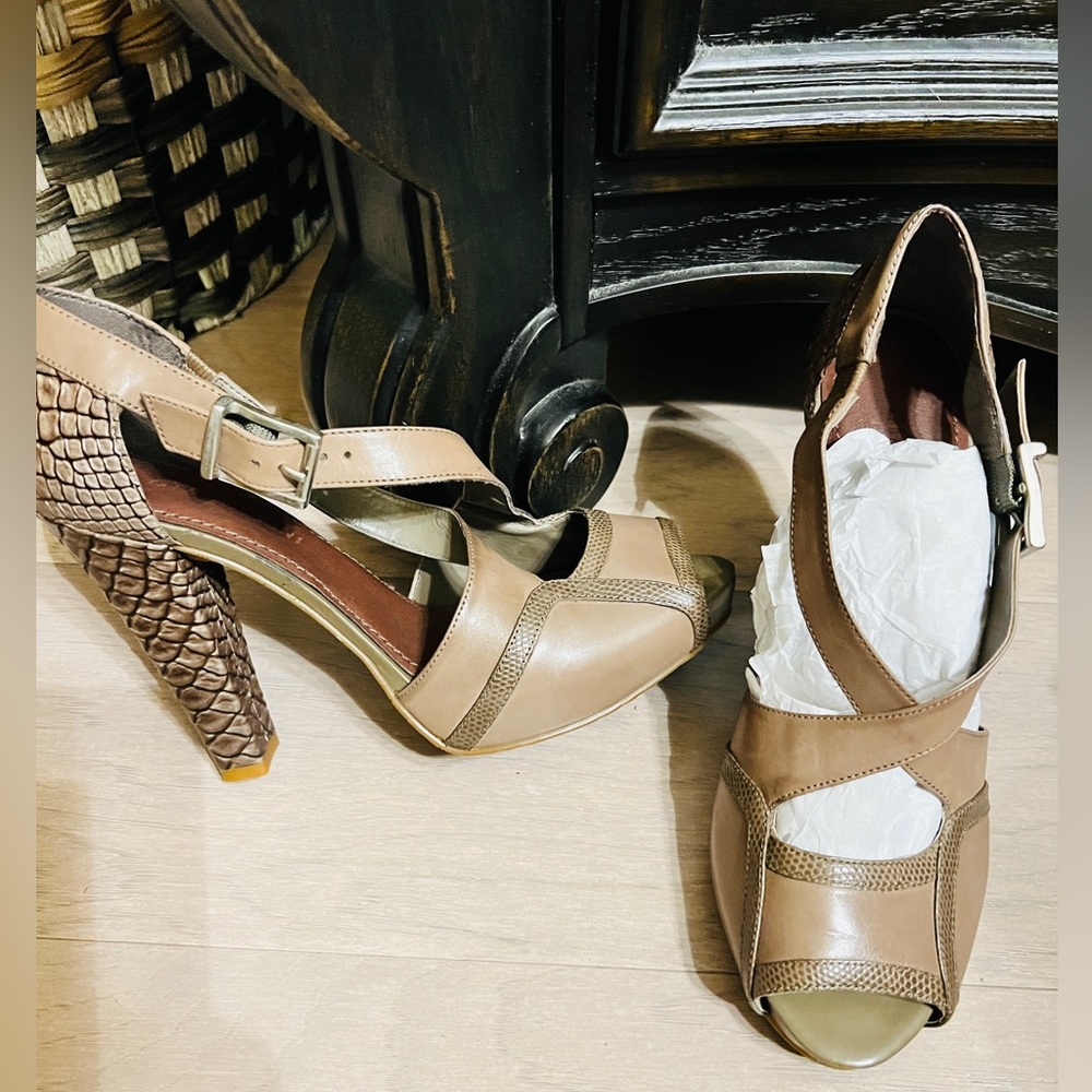GIANNI BINI Heels-Taupe. Size 8. Never Worn.